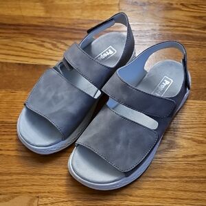 Propet Women’s Gray Comfort Walking Sandals Adjustable Straps Size 6 Like New